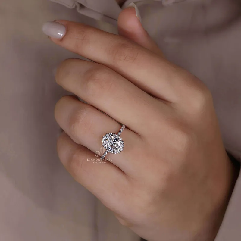 Oval Cut Lab Grown Diamond Halo Engagement Ring for Women vy 5