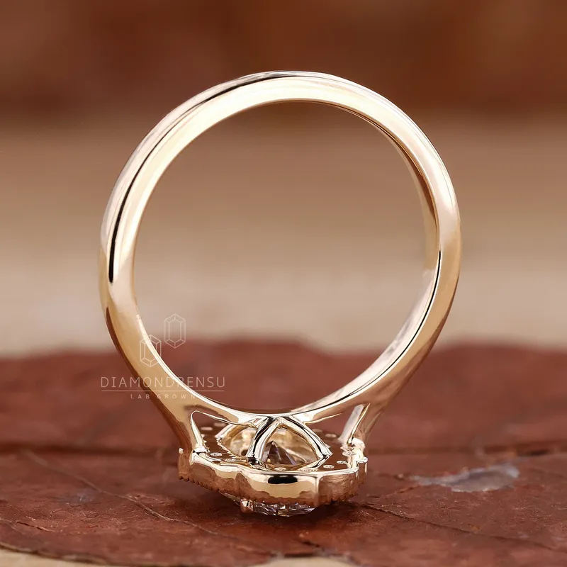 Oval Halo Engagement Ring for a Lasting Impression vy 4