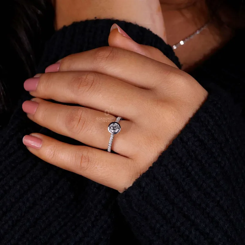 Round Cut Bezel Set Lab Grown Diamond Ring vy 4