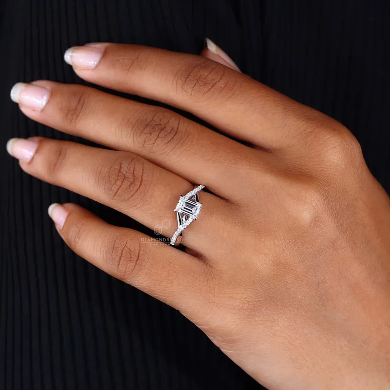 Split Shank Emerald Cut Diamond Ring - Modern Twist vy 8