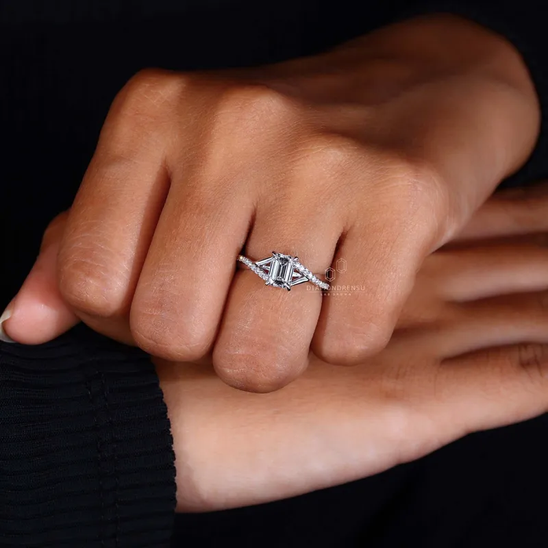 Split Shank Emerald Cut Diamond Ring - Modern Twist vy 5
