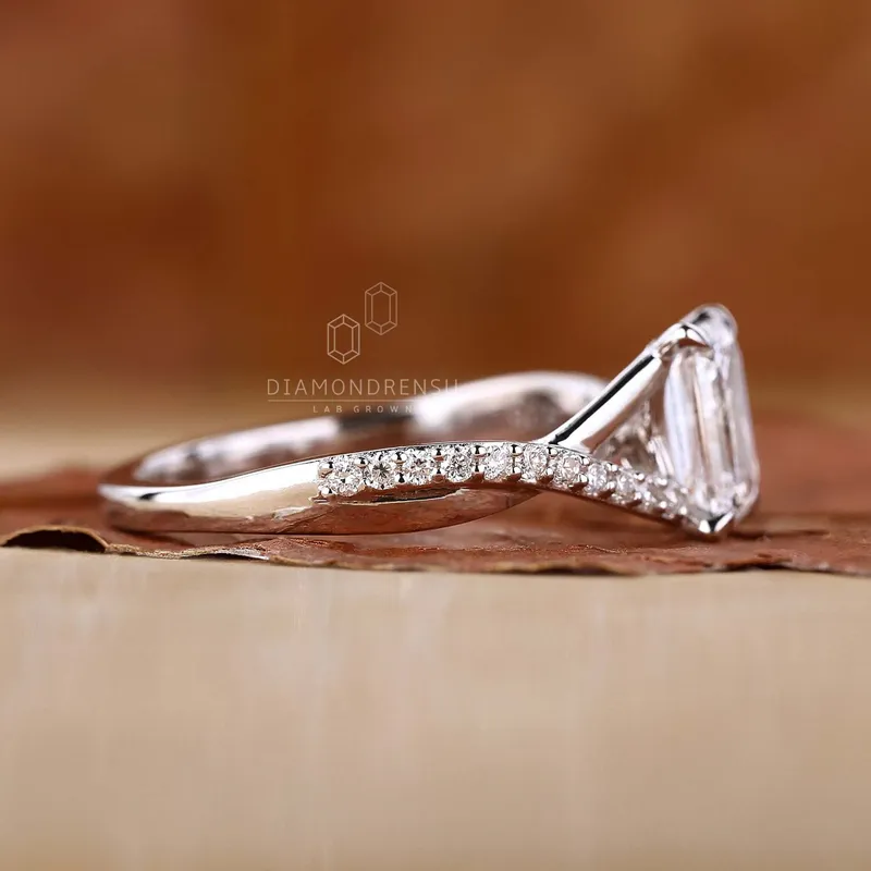 Split Shank Emerald Cut Diamond Ring - Modern Twist vy 2
