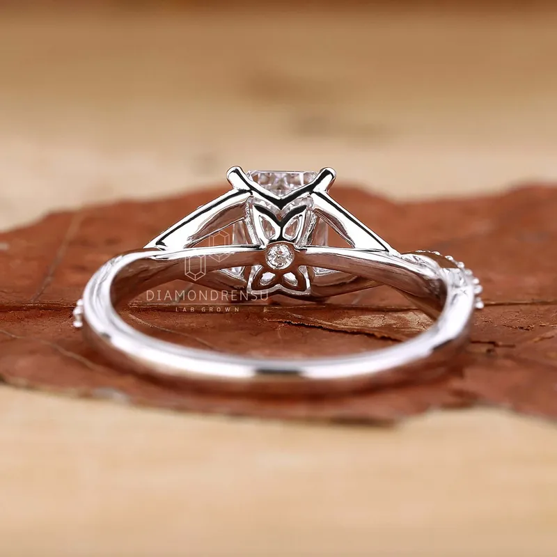 Split Shank Emerald Cut Diamond Ring - Modern Twist vy 3