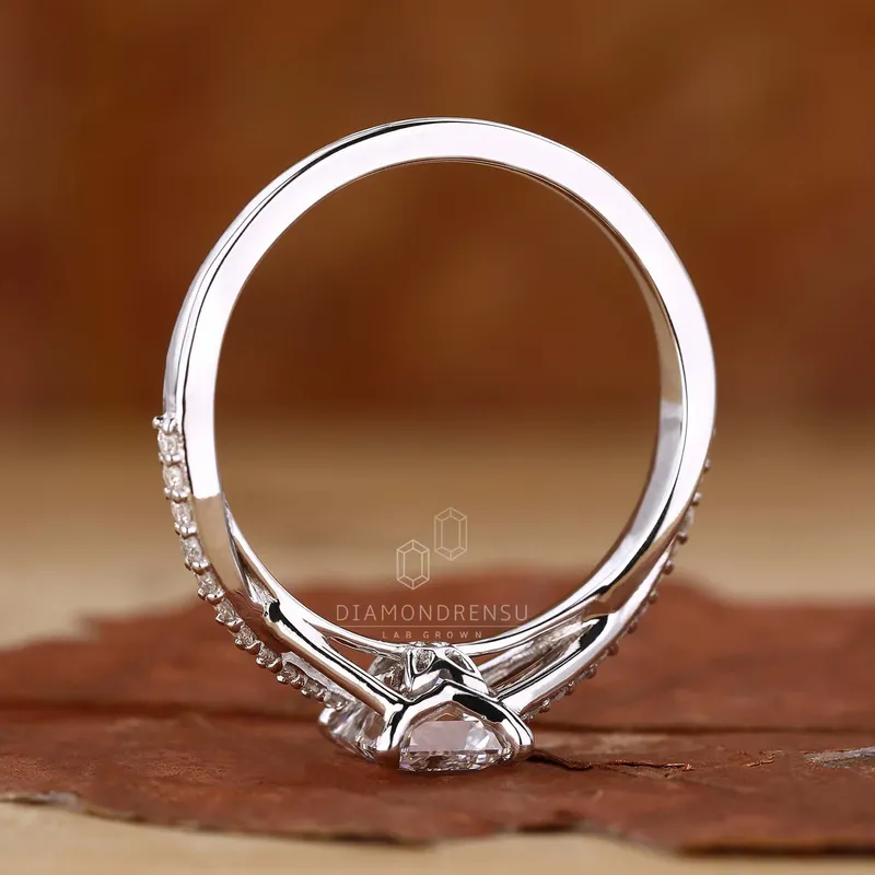 Split Shank Emerald Cut Diamond Ring - Modern Twist vy 4