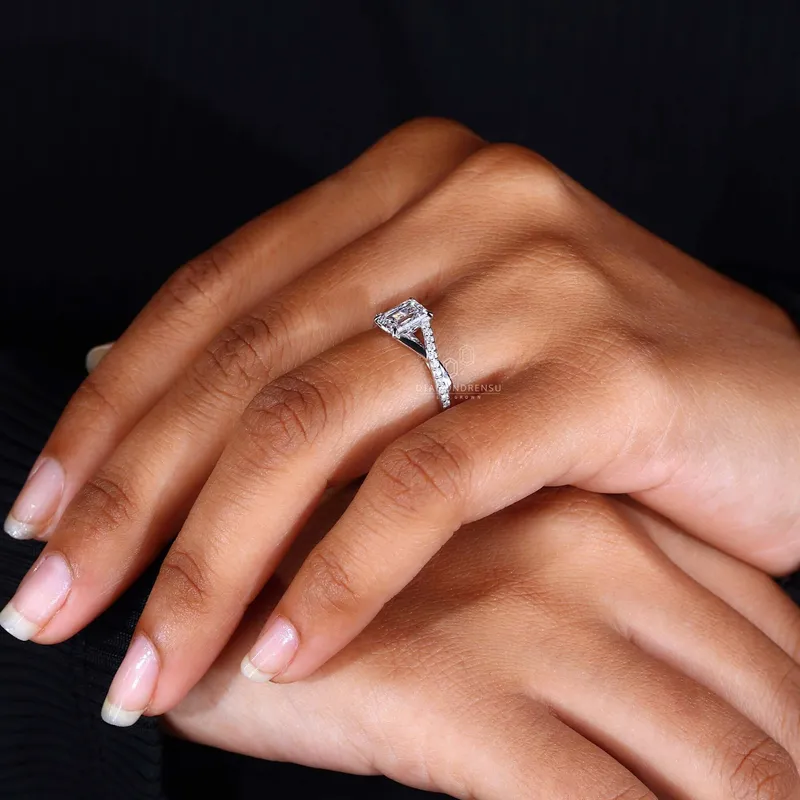 Split Shank Emerald Cut Diamond Ring - Modern Twist vy 6