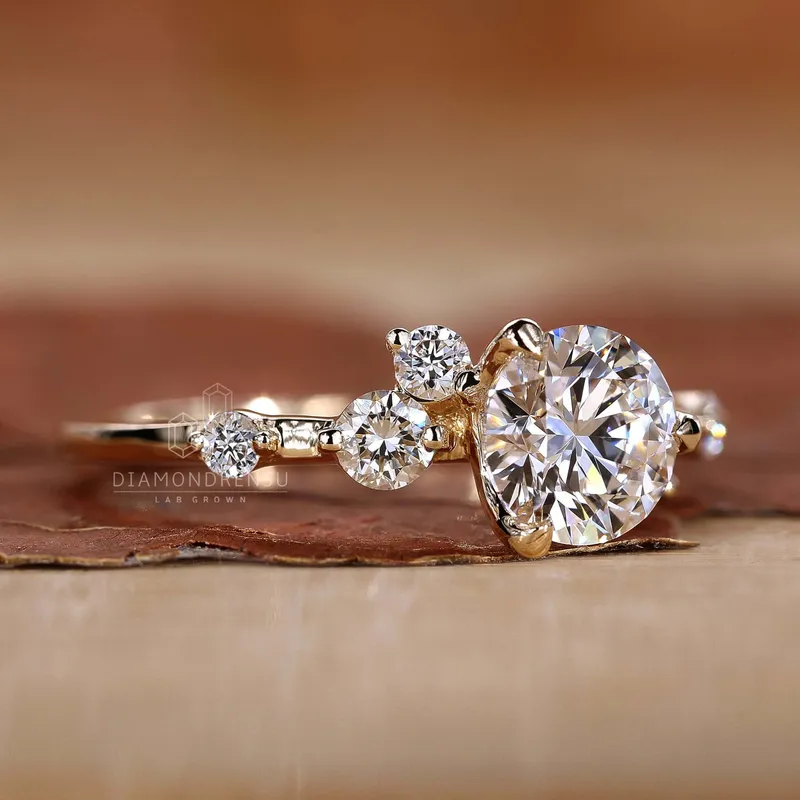 Vintage Diamond Cluster Ring - Dazzling Elegance vy 2