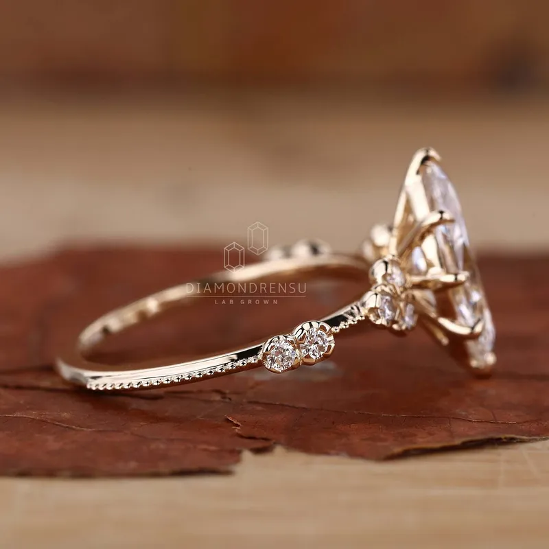 Vintage Marquise Cut Diamond Ring - Timeless Elegance vy 2