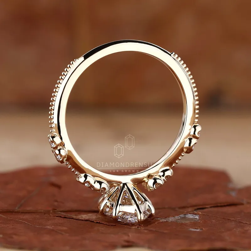 Vintage Marquise Cut Diamond Ring - Timeless Elegance vy 5