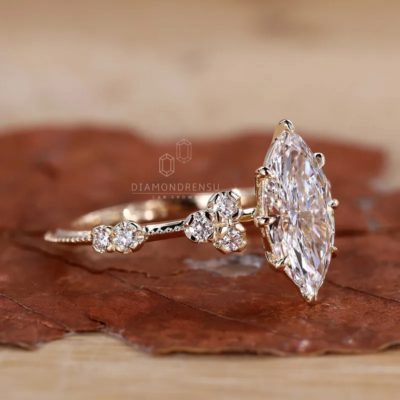 Vintage Marquise Cut Diamond Ring - Timeless Elegance vy 3