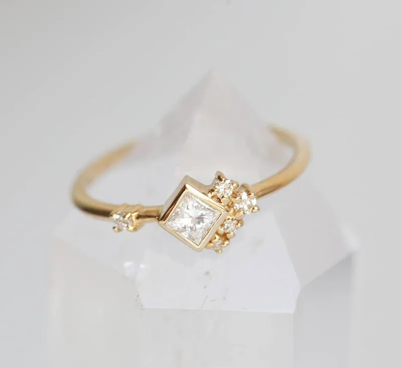 A special delicate engagement ring. vy 5