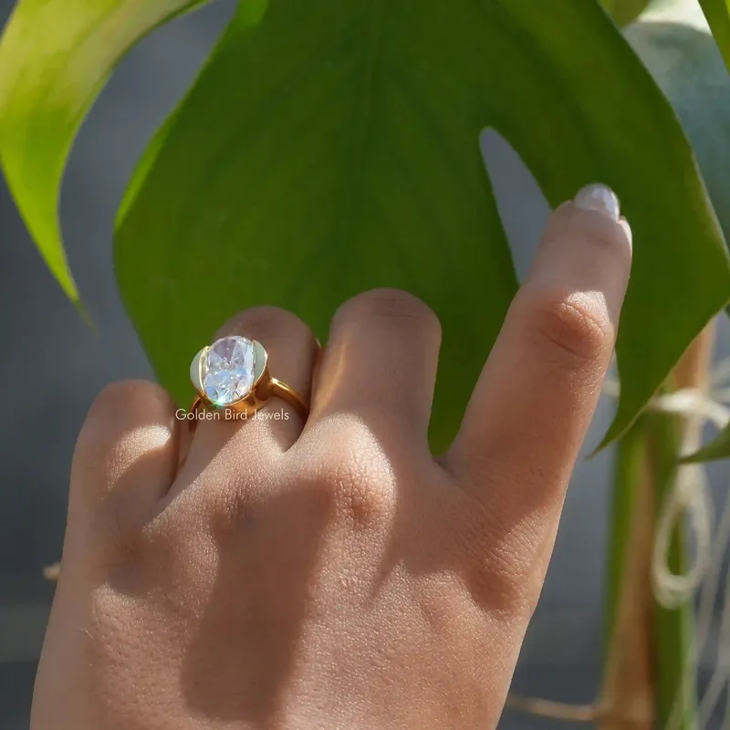 Oval Cut Moissanite Solitaire Ring vy 4