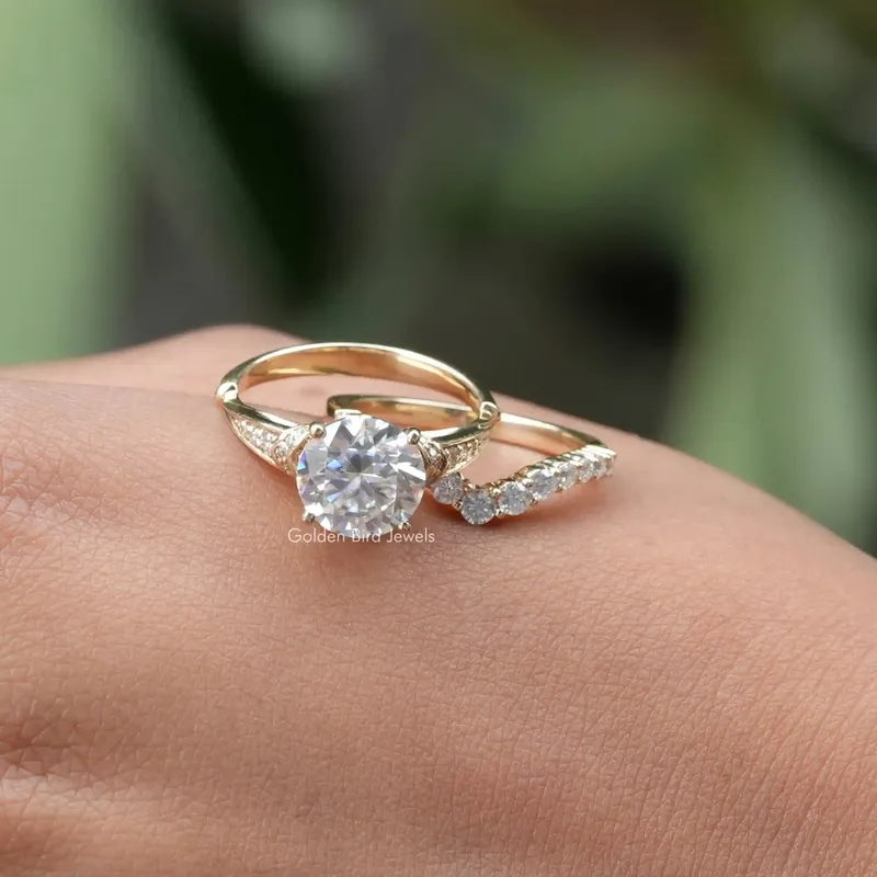 Round Cut Moissanite Accent Stone Ring Set vy 3