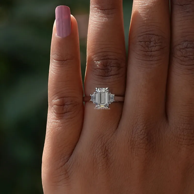 Three Stone Emerald Cut Diamond Ring vy 4