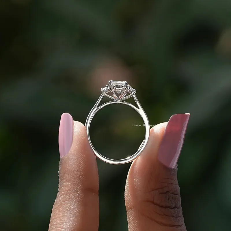 Three Stone Emerald Cut Diamond Ring vy 2