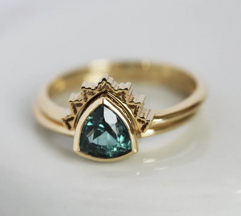 Green Blue Sapphire Solitaire Ring With Gold Lace Band vy 2
