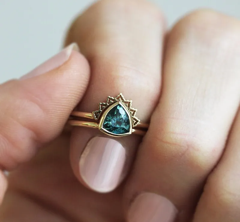 Green Blue Sapphire Solitaire Ring With Gold Lace Band vy 3