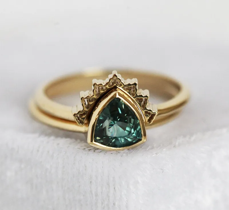 Green Blue Sapphire Solitaire Ring With Gold Lace Band vy 4
