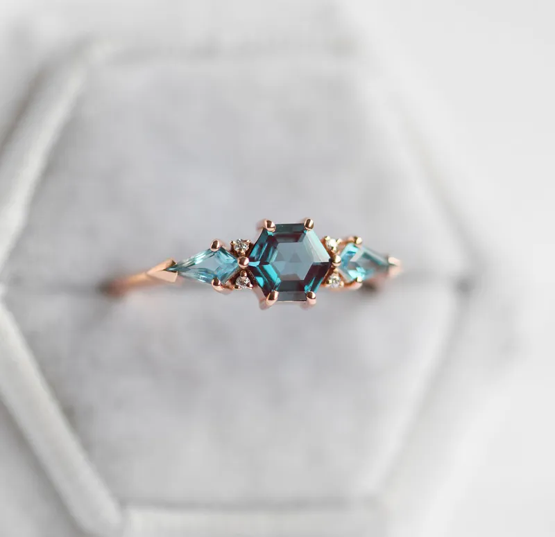 INARA HEXAGON ALEXANDRITE CLUSTER RING vy 6