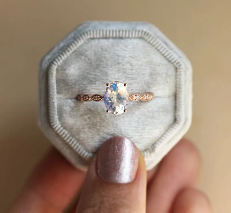 LORNA VINTAGE OVAL MOONSTONE RING vy 9