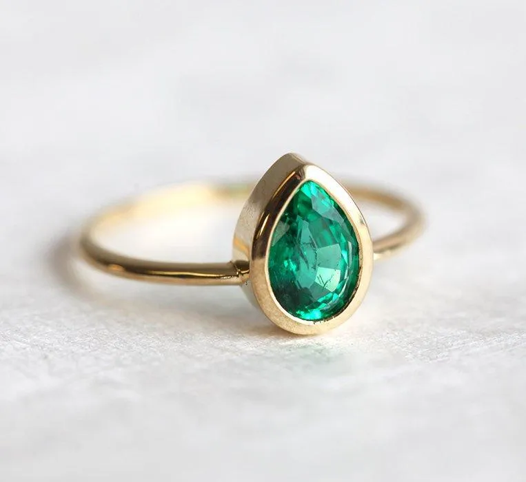 Miriam Pear Emerald Ring vy 3