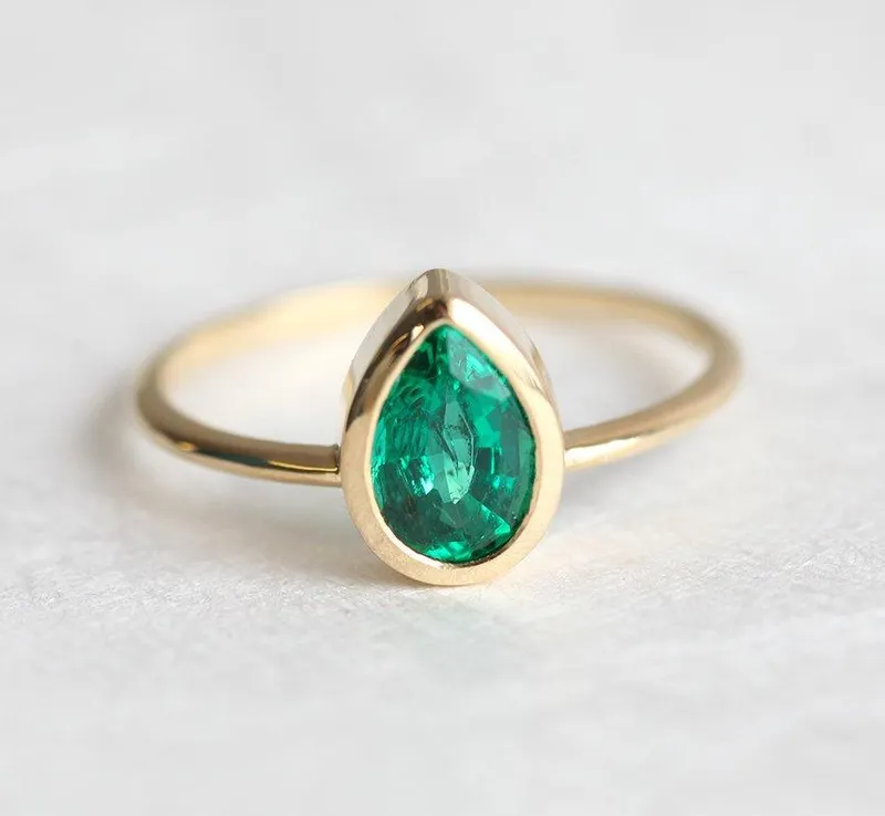 Miriam Pear Emerald Ring vy 5