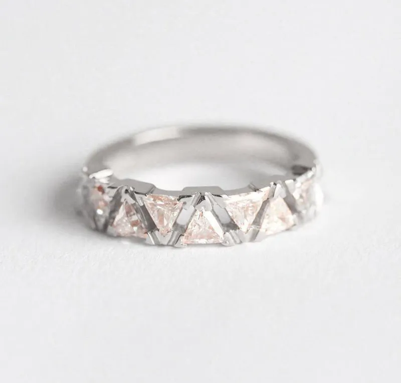MODERN ART DECO TRIANGLE DIAMOND BAND vy 8