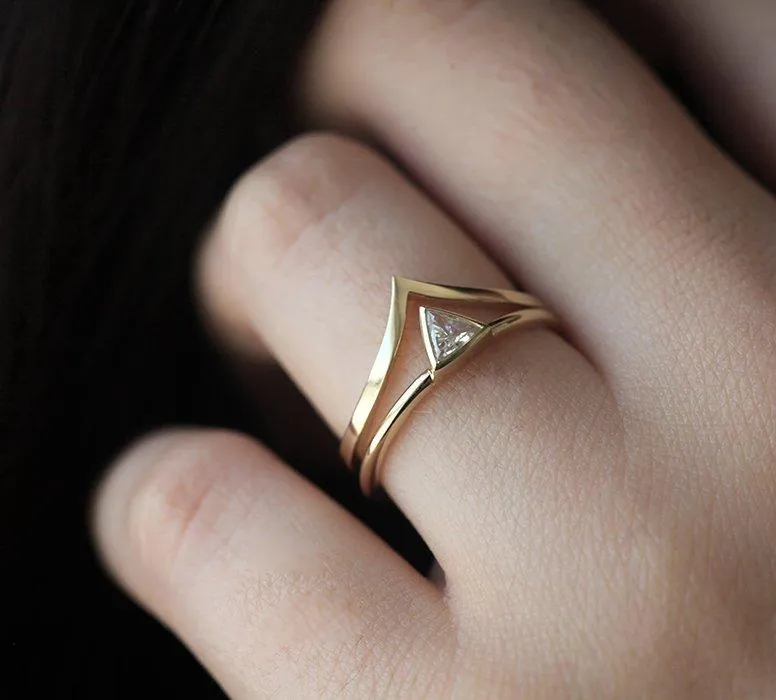 Modern Trillion Diamond Ring Set With V-Shaped Band view 2
