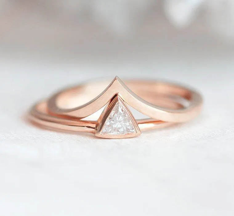 Modern Trillion Diamond Ring Set With V-Shaped Band view 3