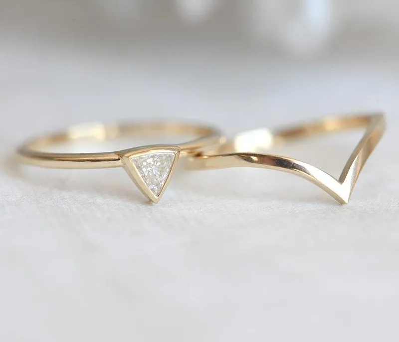 Modern Trillion Diamond Ring Set With V-Shaped Band view 4