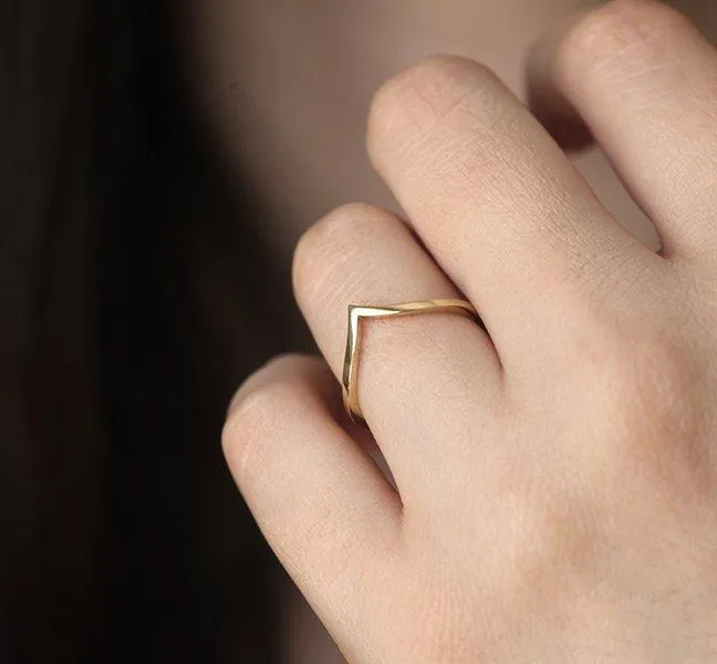 Modern Trillion Diamond Ring Set With V-Shaped Band view 5