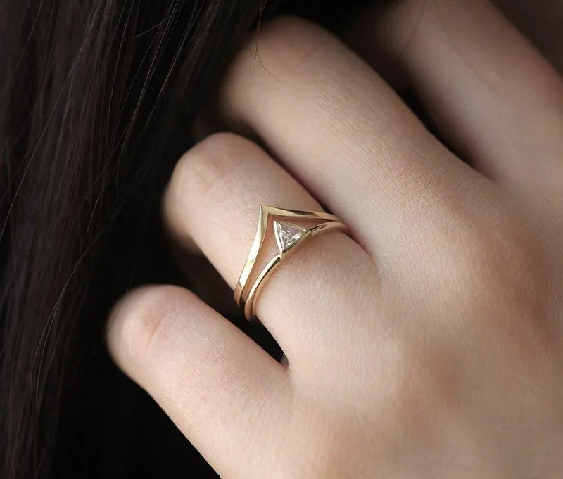 Modern Trillion Diamond Ring Set With V-Shaped Band view 8