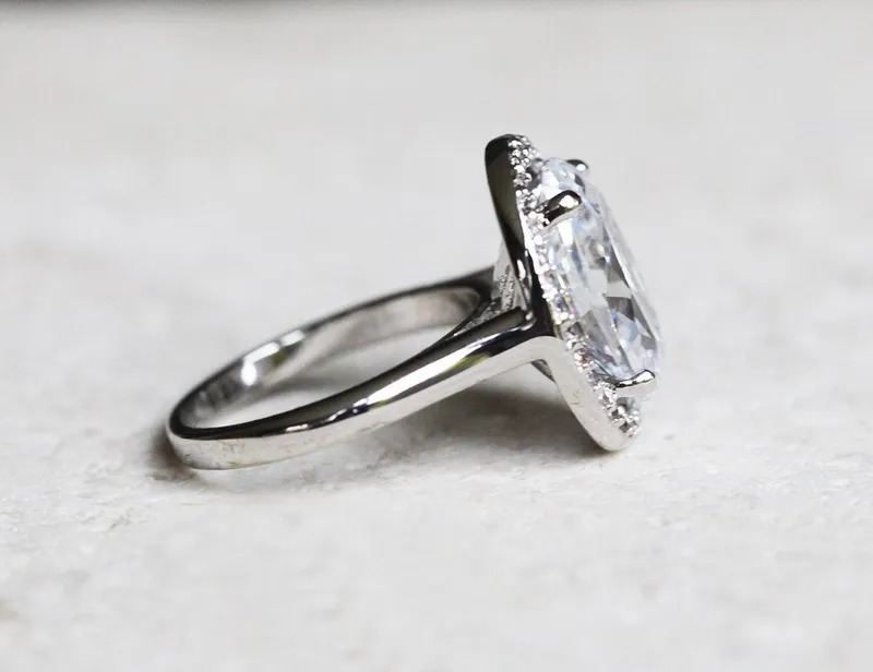 Oval Moissanite Ring With Diamond Halo vy 3