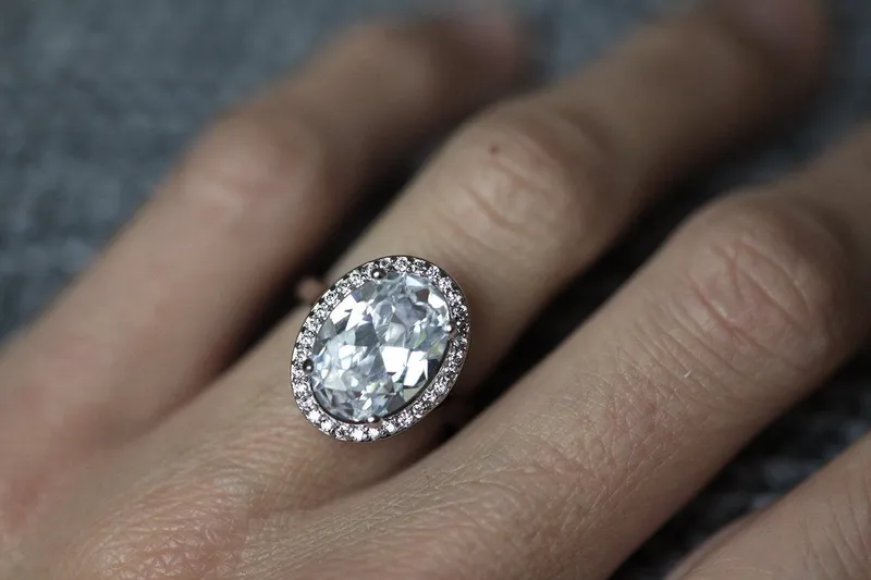 Oval Moissanite Ring With Diamond Halo vy 5
