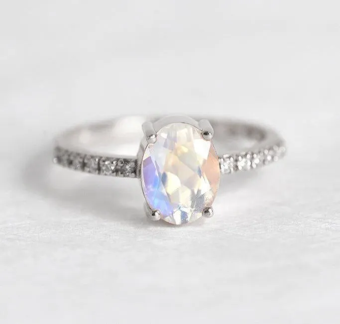 OVAL MOONSTONE RING, DIAMOND RING vy 8