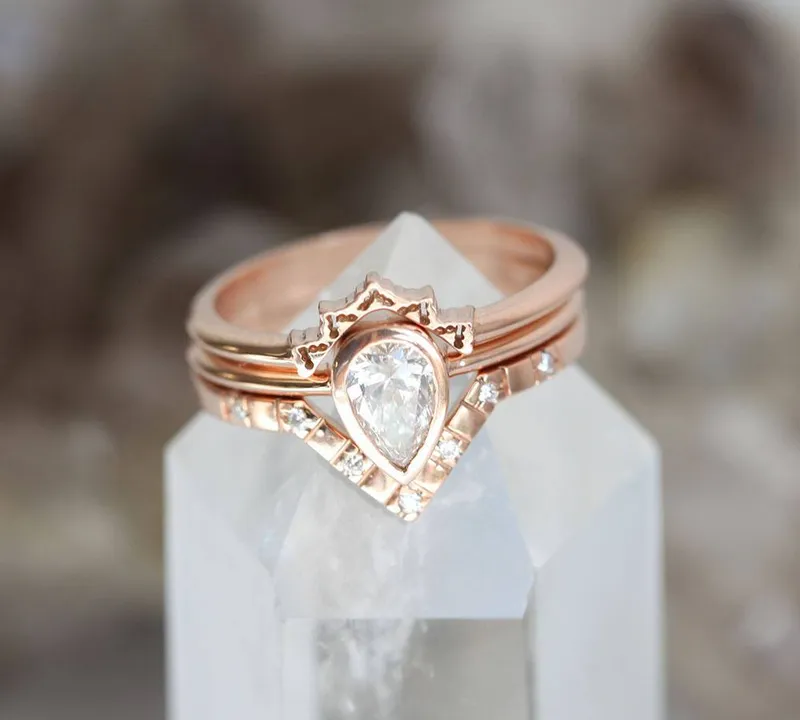 Pear Diamond 3-Ring Set With V-Shaped Diamond Band vy 3