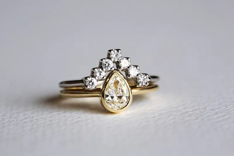 Pear Diamond Ring Set With V-Shaped Diamond Band view 2