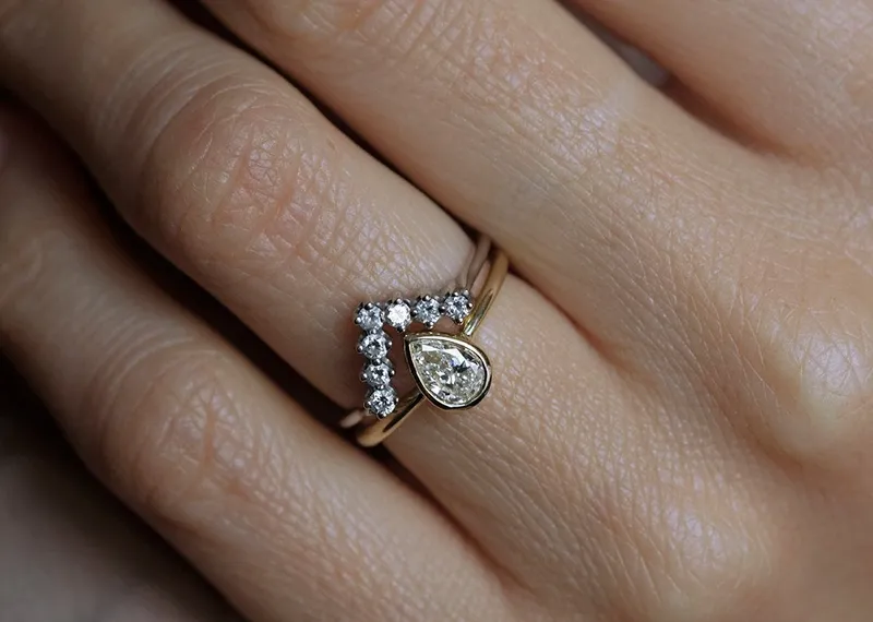 Pear Diamond Ring Set With V-Shaped Diamond Band view 3
