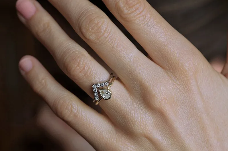 Pear Diamond Ring Set With V-Shaped Diamond Band view 4