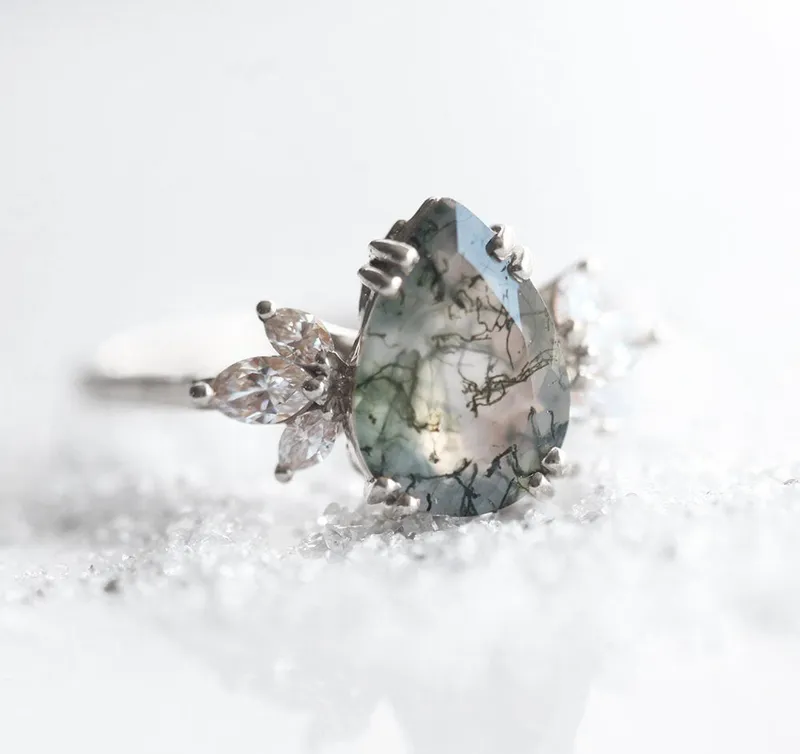 PEAR MOSS AGATE RING WITH SIDE DIAMONDS vy 6