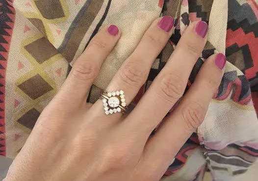 Round Diamond Engagement Ring With V Diamond Band vy 2