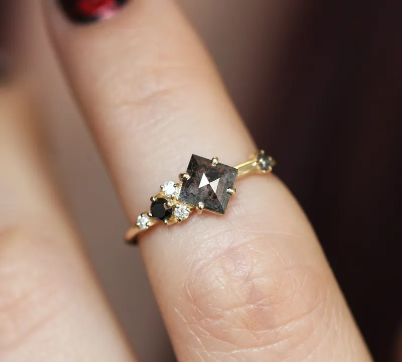 RAMONA SQUARE SALT & PEPPER DIAMOND CLUSTER RING vy 6