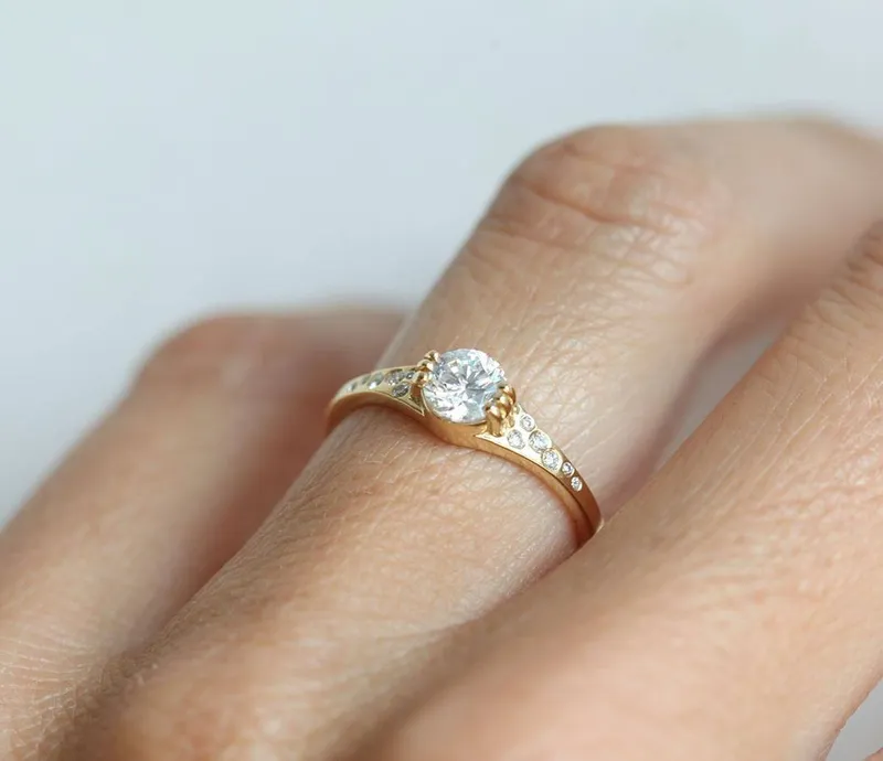 Round Diamond Ring In Unique Prong Setting vy 6