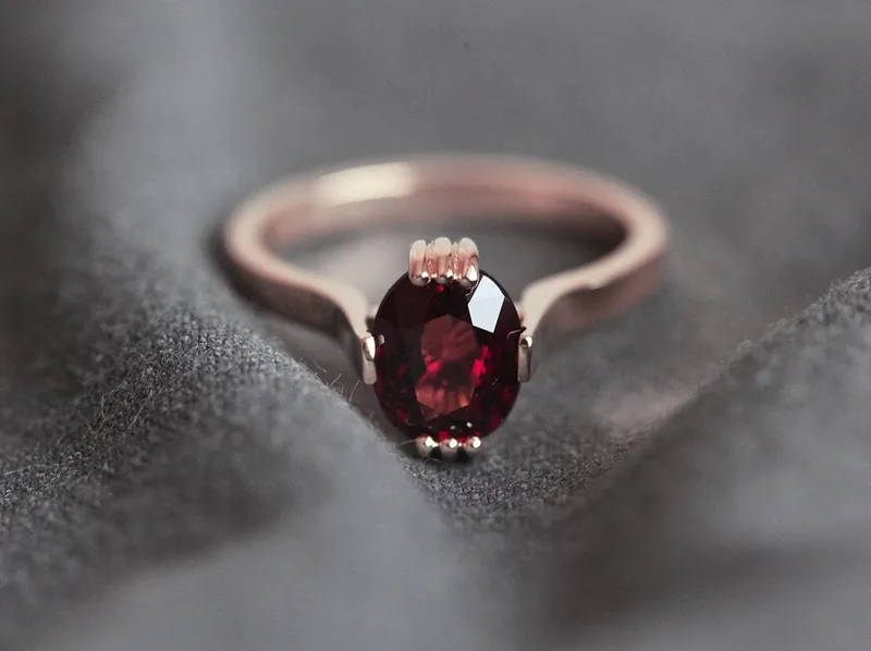 SALEM OVAL GARNET RING vy 2