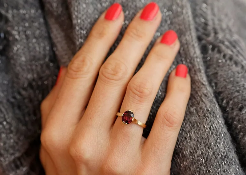 SALEM OVAL GARNET RING vy 3