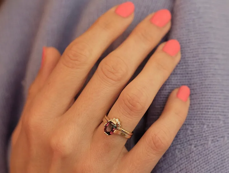 SALEM OVAL GARNET RING vy 5