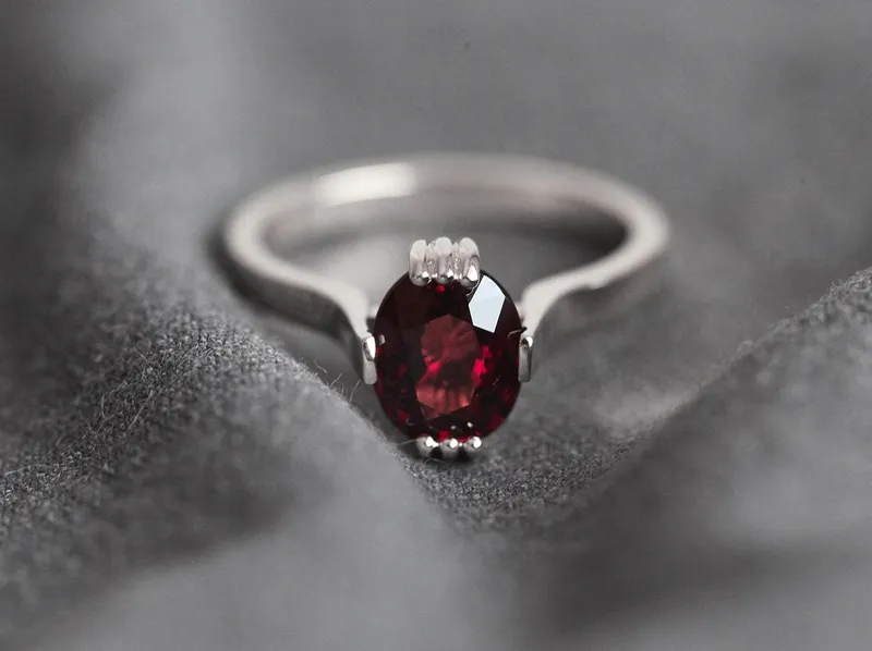 SALEM OVAL GARNET RING vy 6