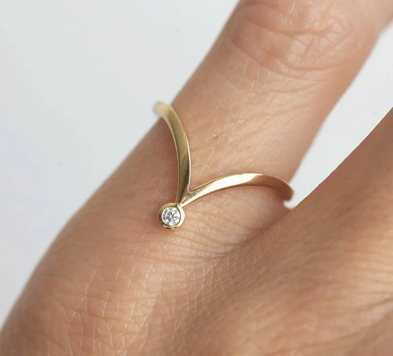V-Shaped Curved Diamond Nesting Ring vy 5