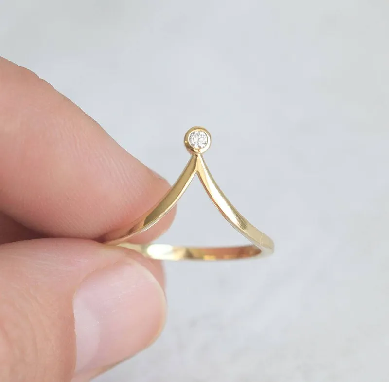 V-Shaped Curved Diamond Nesting Ring vy 7