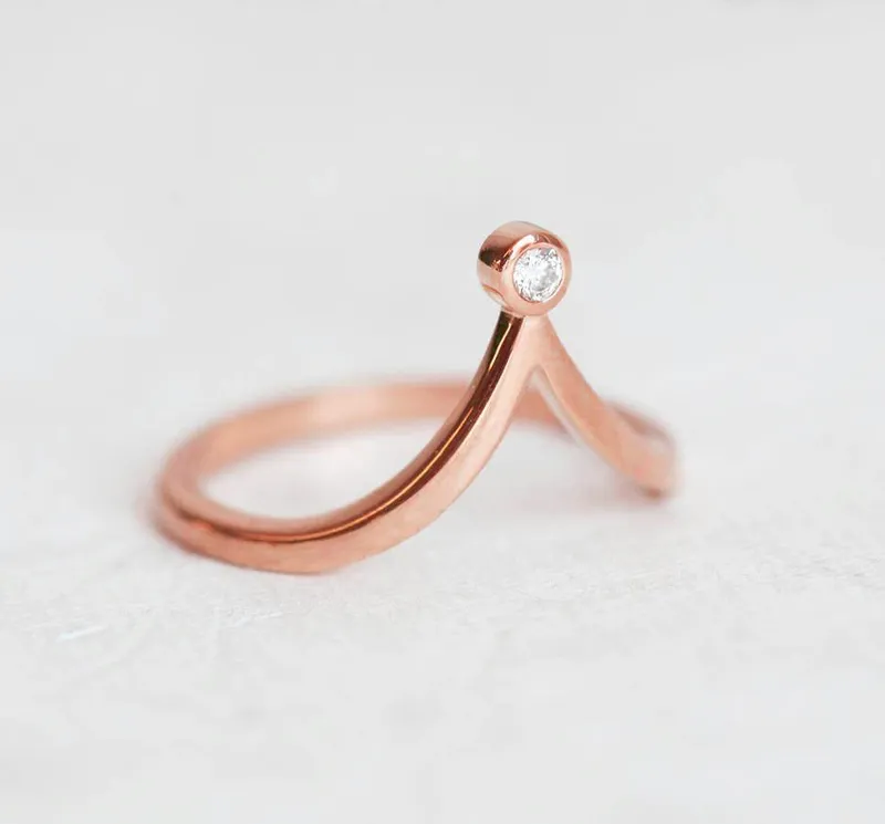 V-Shaped Curved Diamond Nesting Ring vy 8