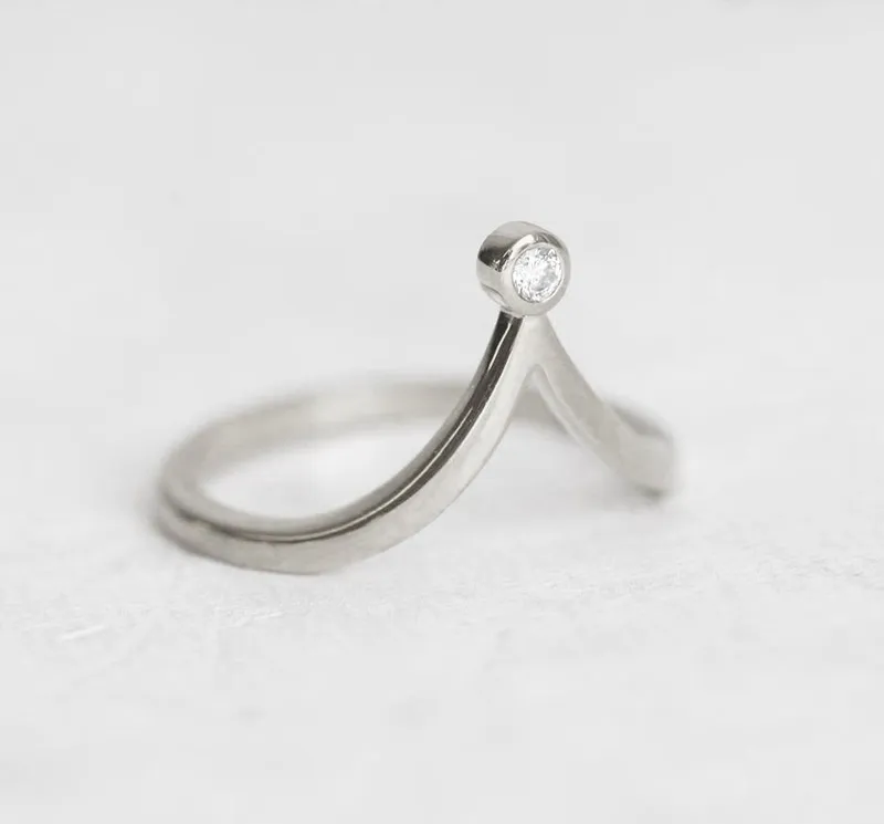 V-Shaped Curved Diamond Nesting Ring vy 9